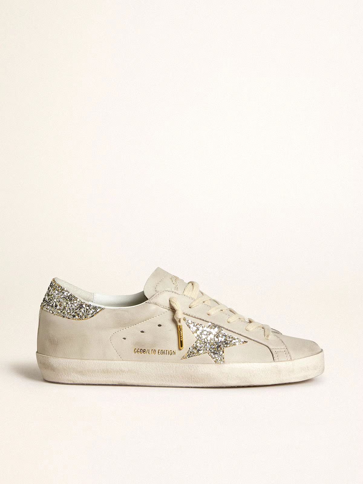 Super-Star LTD aus elfenbeinfarbenem Nappa mit Stern und Fersenpartie aus platinfarbenem Glitzer