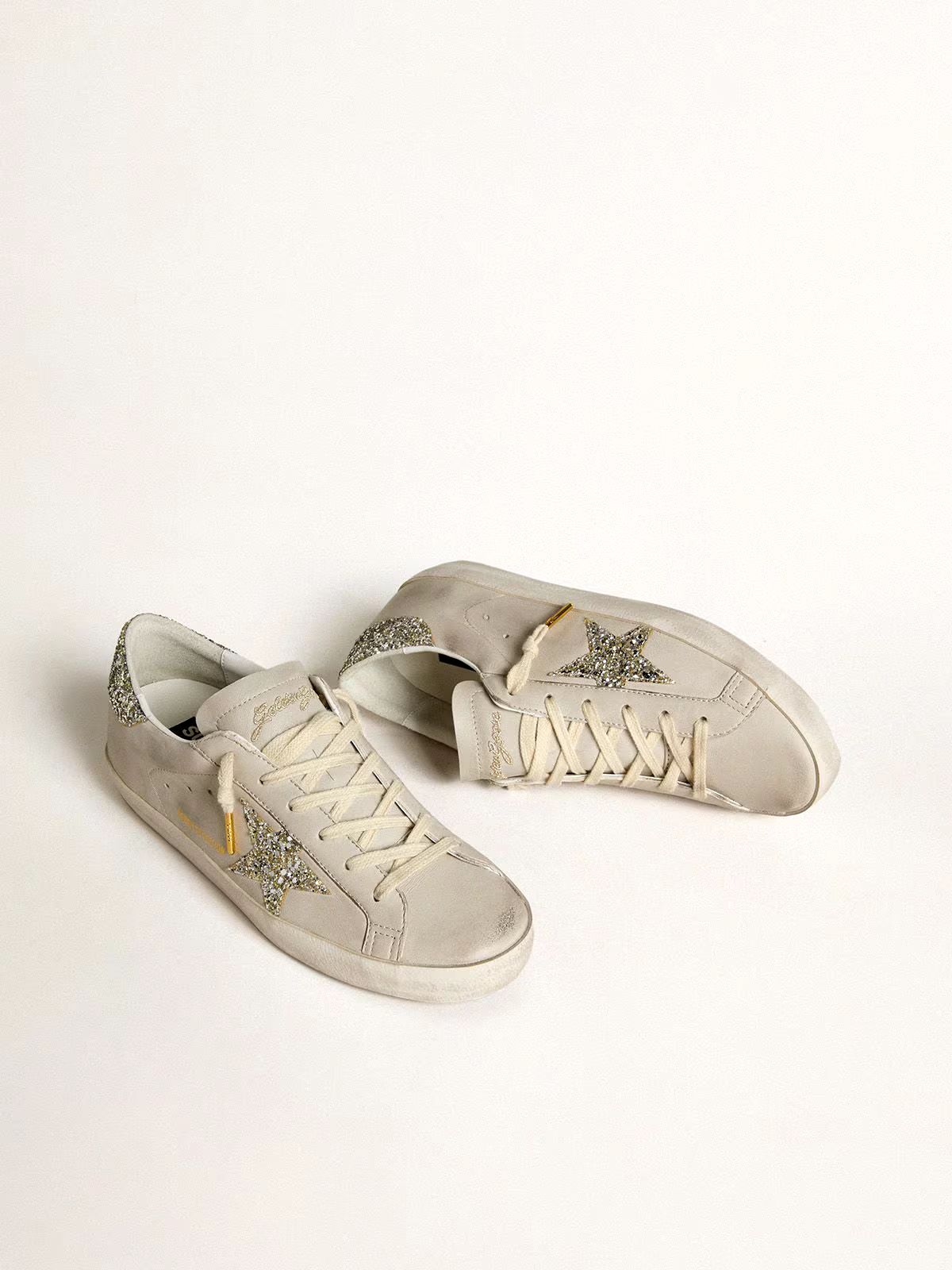 Super-Star LTD aus elfenbeinfarbenem Nappa mit Stern und Fersenpartie aus platinfarbenem Glitzer
