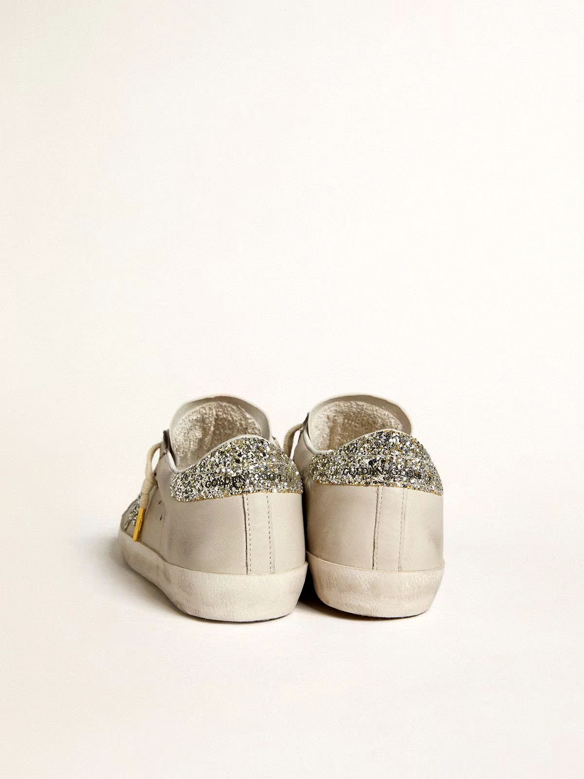 Super-Star LTD aus elfenbeinfarbenem Nappa mit Stern und Fersenpartie aus platinfarbenem Glitzer