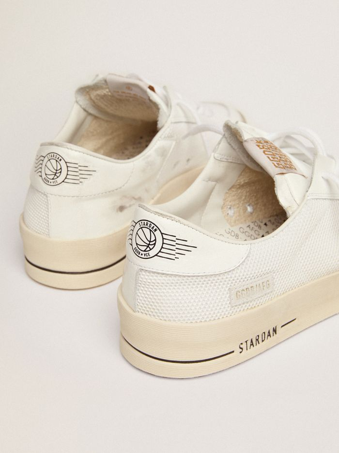 Sneakers UNI Stardan aus weißem Mesh mit schwarzem Wildlederstern und weißer Lederfersenpartie