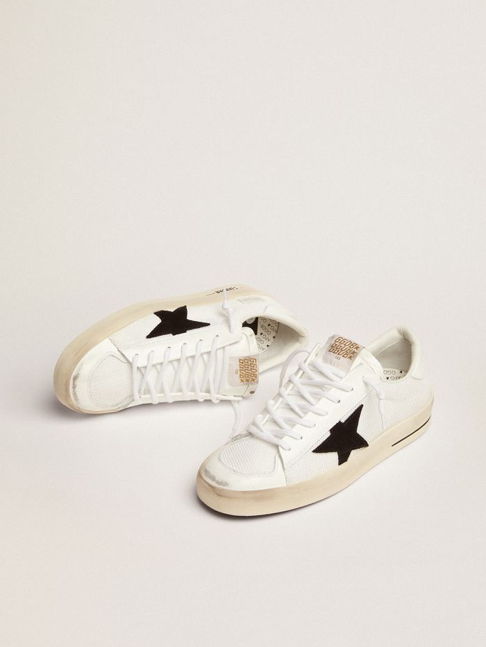 Sneakers UNI Stardan aus weißem Mesh mit schwarzem Wildlederstern und weißer Lederfersenpartie
