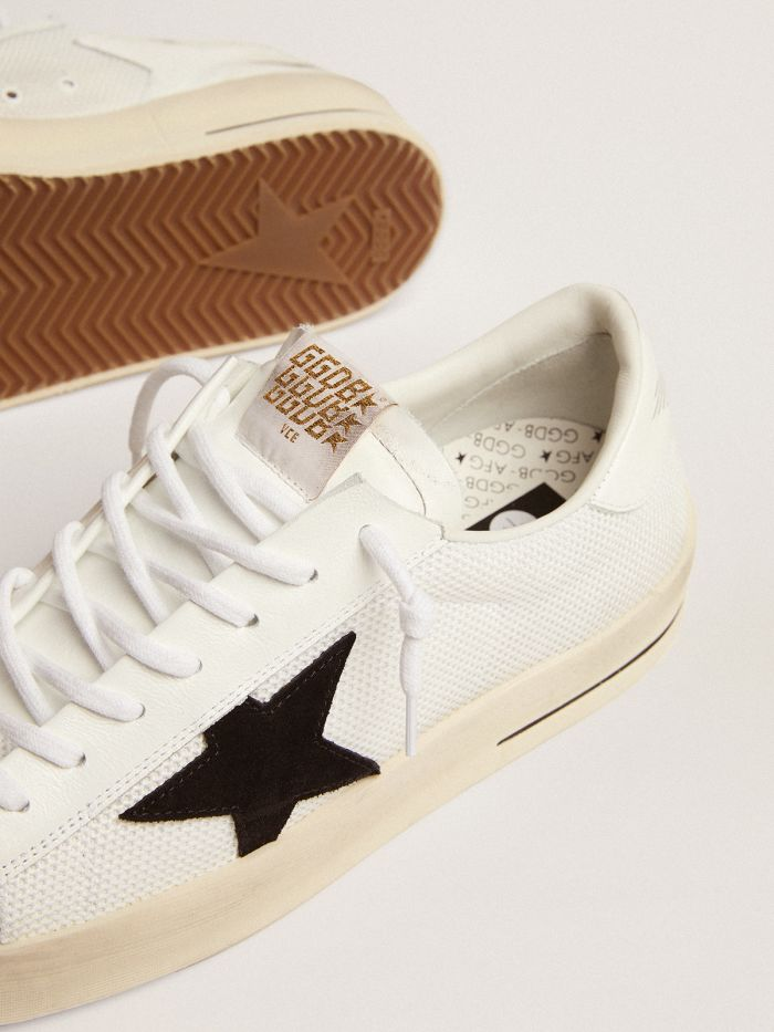 Sneakers UNI Stardan aus weißem Mesh mit schwarzem Wildlederstern und weißer Lederfersenpartie